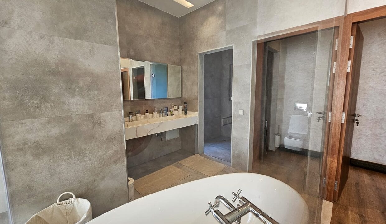 45608eec-86d7-424e-9641-4a124004701e