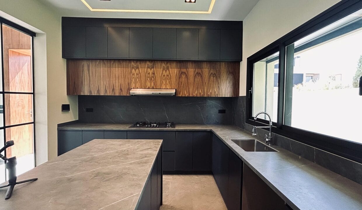 PHOTO-2025-11-10-12-08-48